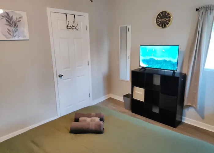 Tranquil Oasis - Private Rooms -Near Downtown Indianapolis