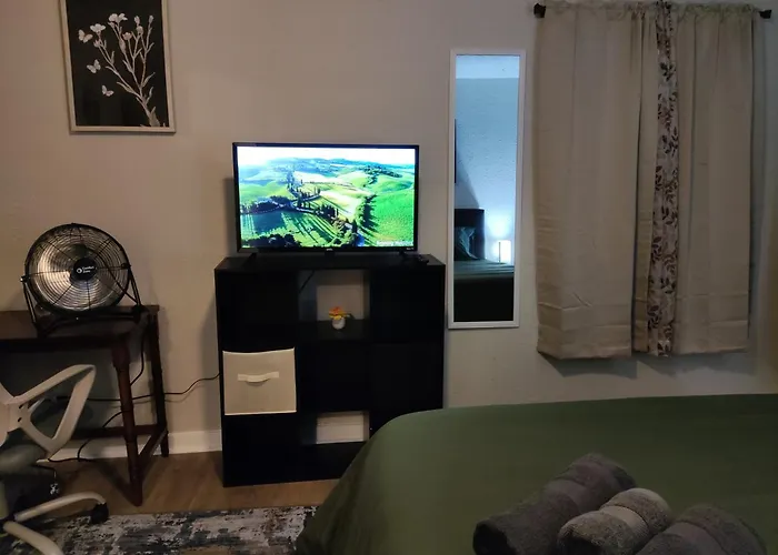 Tranquil Oasis - Private Rooms -Near Downtown Indianapolis